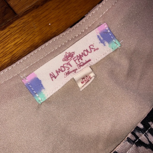 7 for $25 🎉 Black and Tan Almost Famous Dress - Picture 3 of 6